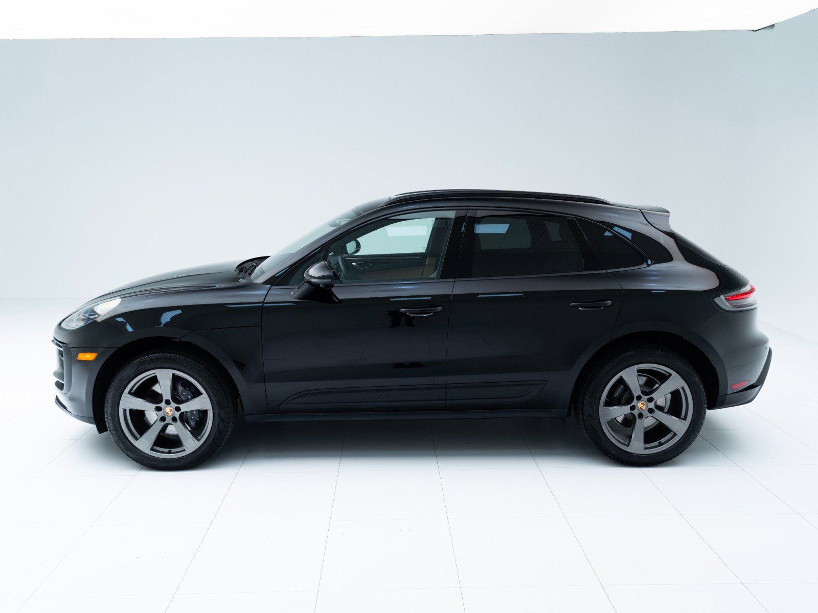 Certified 2025 Porsche Macan image 2