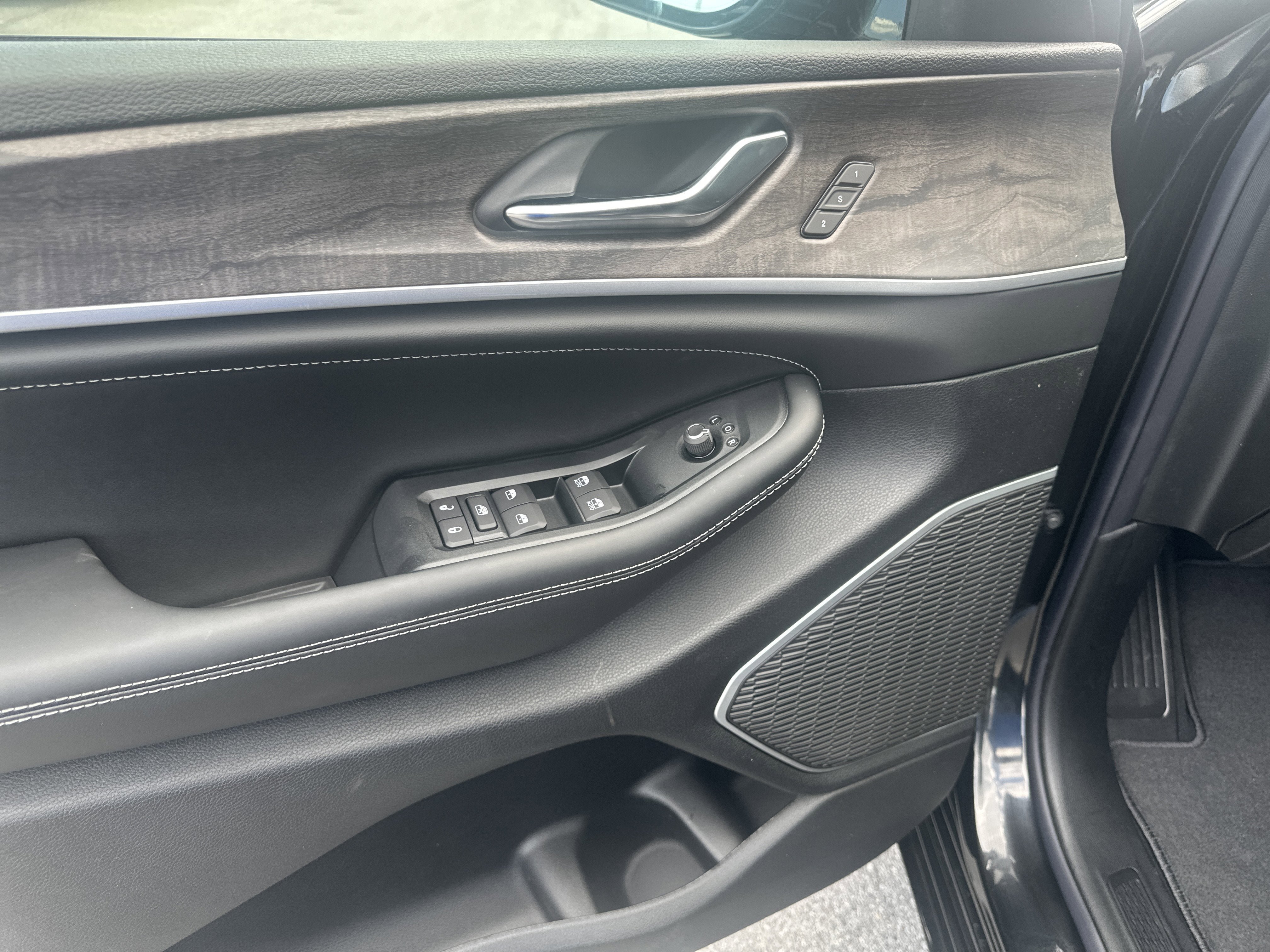New 2026 Jeep Grand Cherokee L Limited AWD/4WD image 12