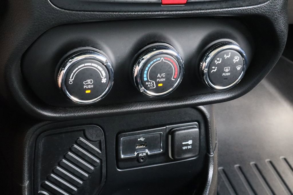 Used 2017 Jeep Renegade Latitude FWD image 17