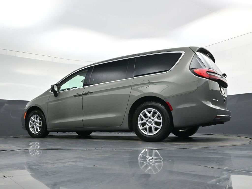Used 2023 Chrysler Pacifica Touring-L image 37