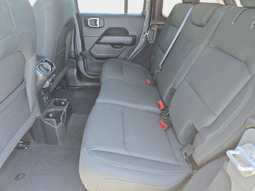 Used 2018 Jeep Wrangler Unlimited Sahara AWD/4WD image 16