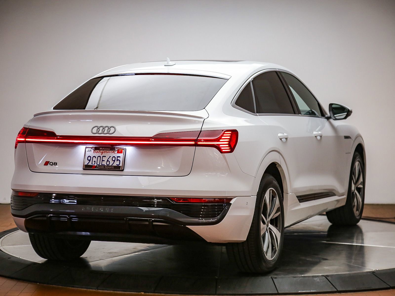Used 2024 Audi Q8 e-tron Premium Plus w/ Premium Plus Package AWD/4WD image 5