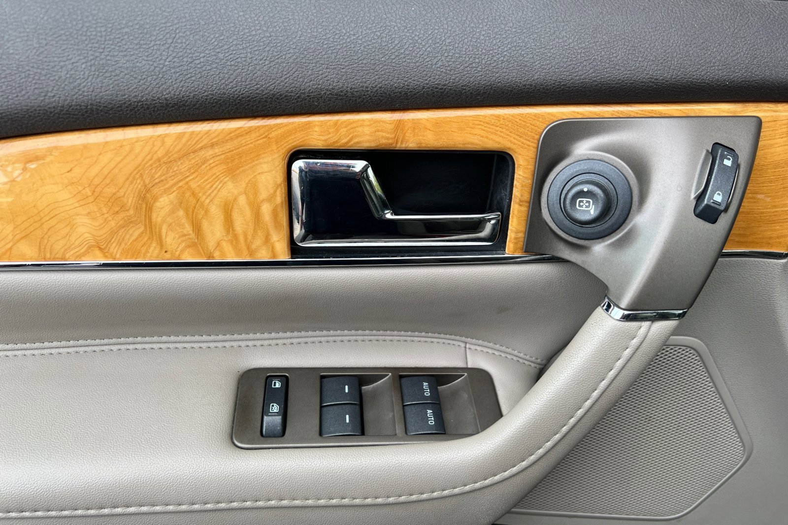 Used 2015 Lincoln MKX AWD w/ Equipment Group 102A image 12