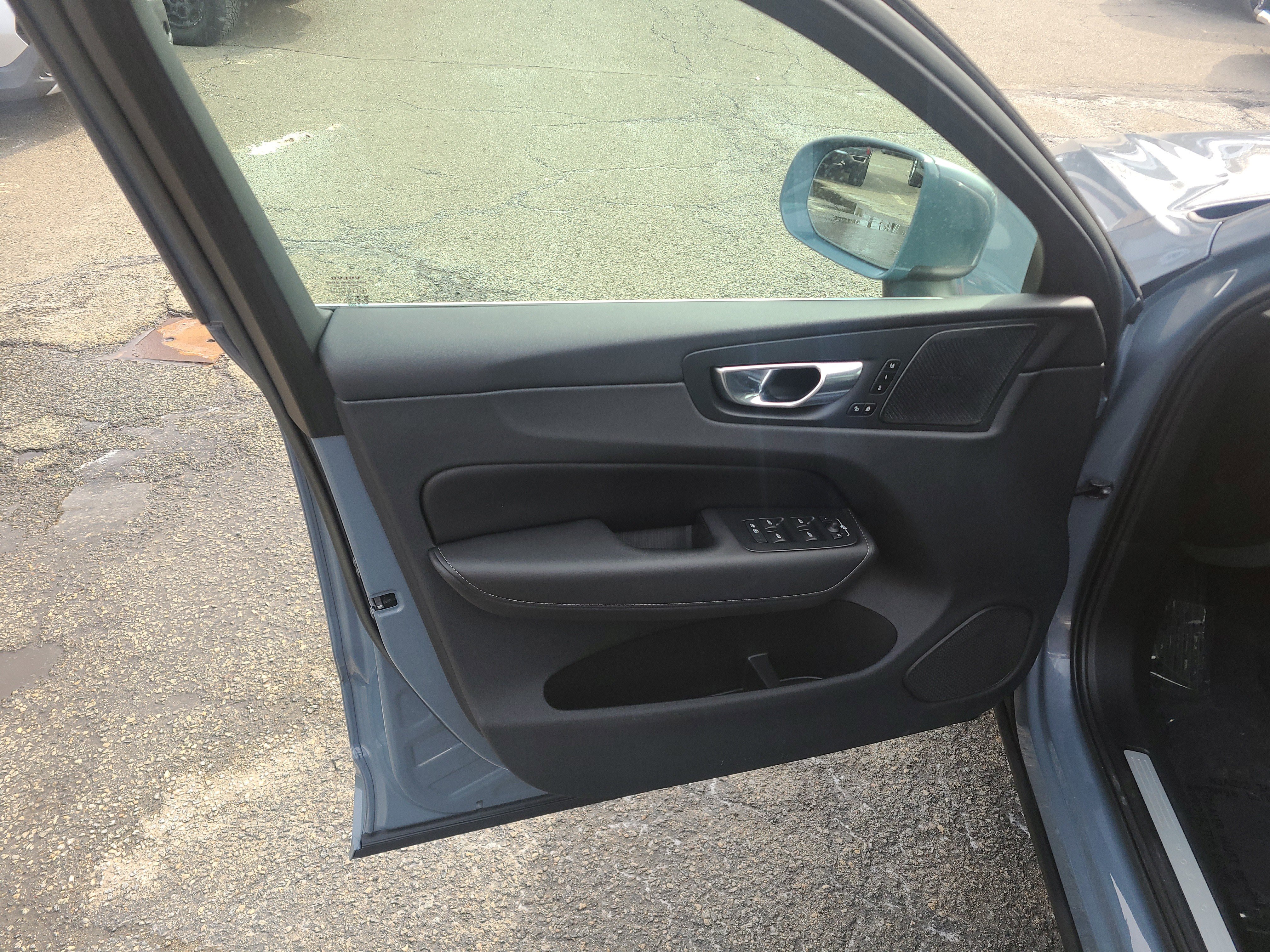 Used 2023 Volvo XC60 B5 Ultimate image 15