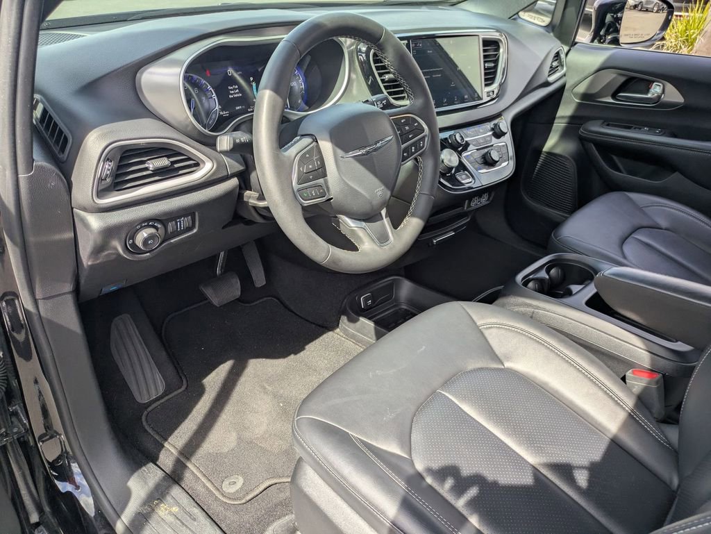 Used 2025 Chrysler Pacifica Select FWD image 17