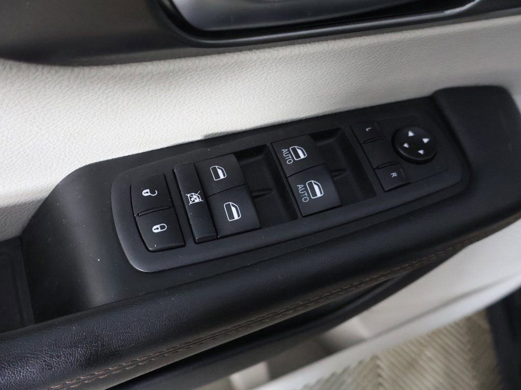 Used 2020 Chrysler Pacifica Touring-L FWD image 34
