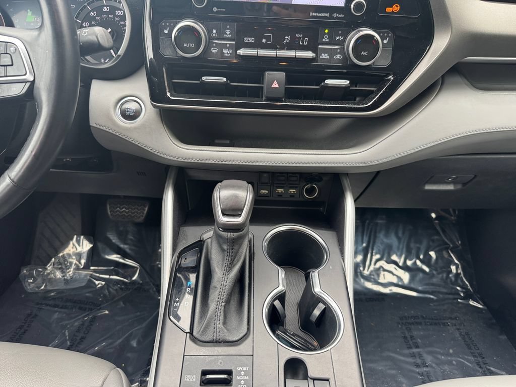 Used 2021 Toyota Highlander XLE AWD/4WD image 11