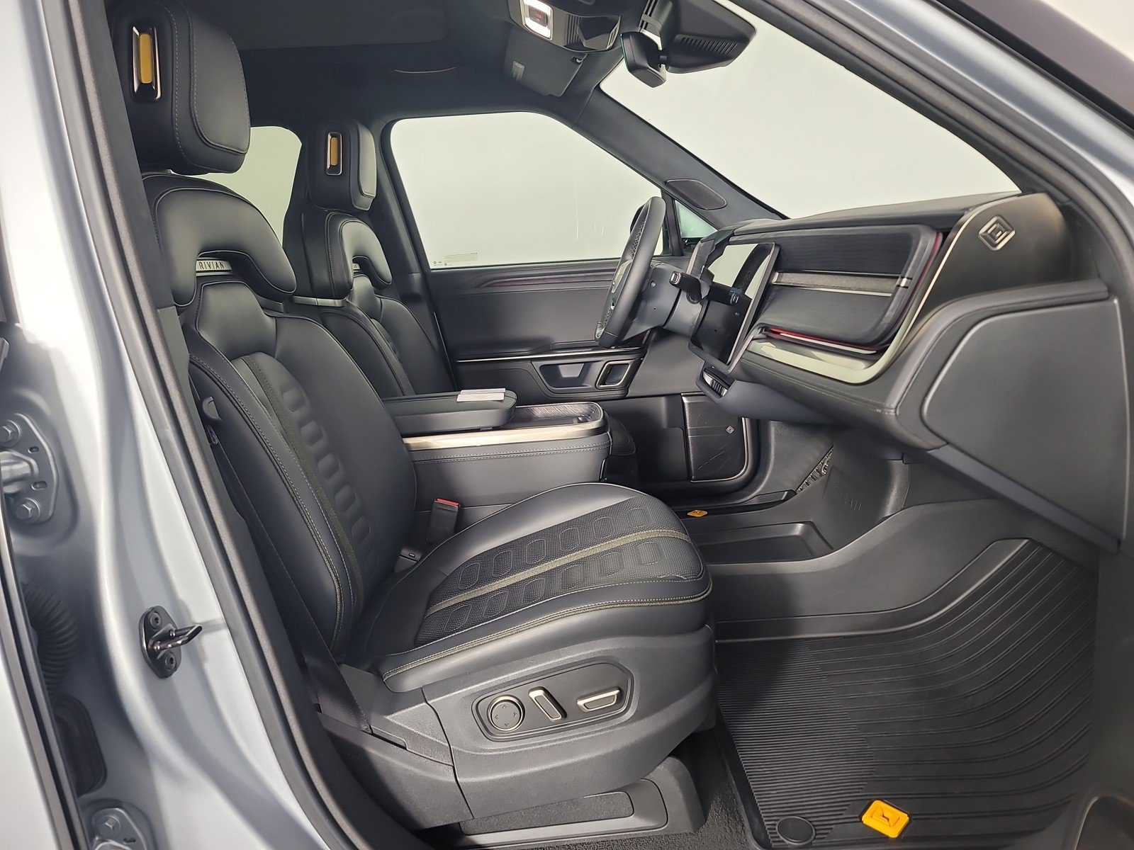 Used 2024 Rivian R1S Adventure AWD/4WD image 24