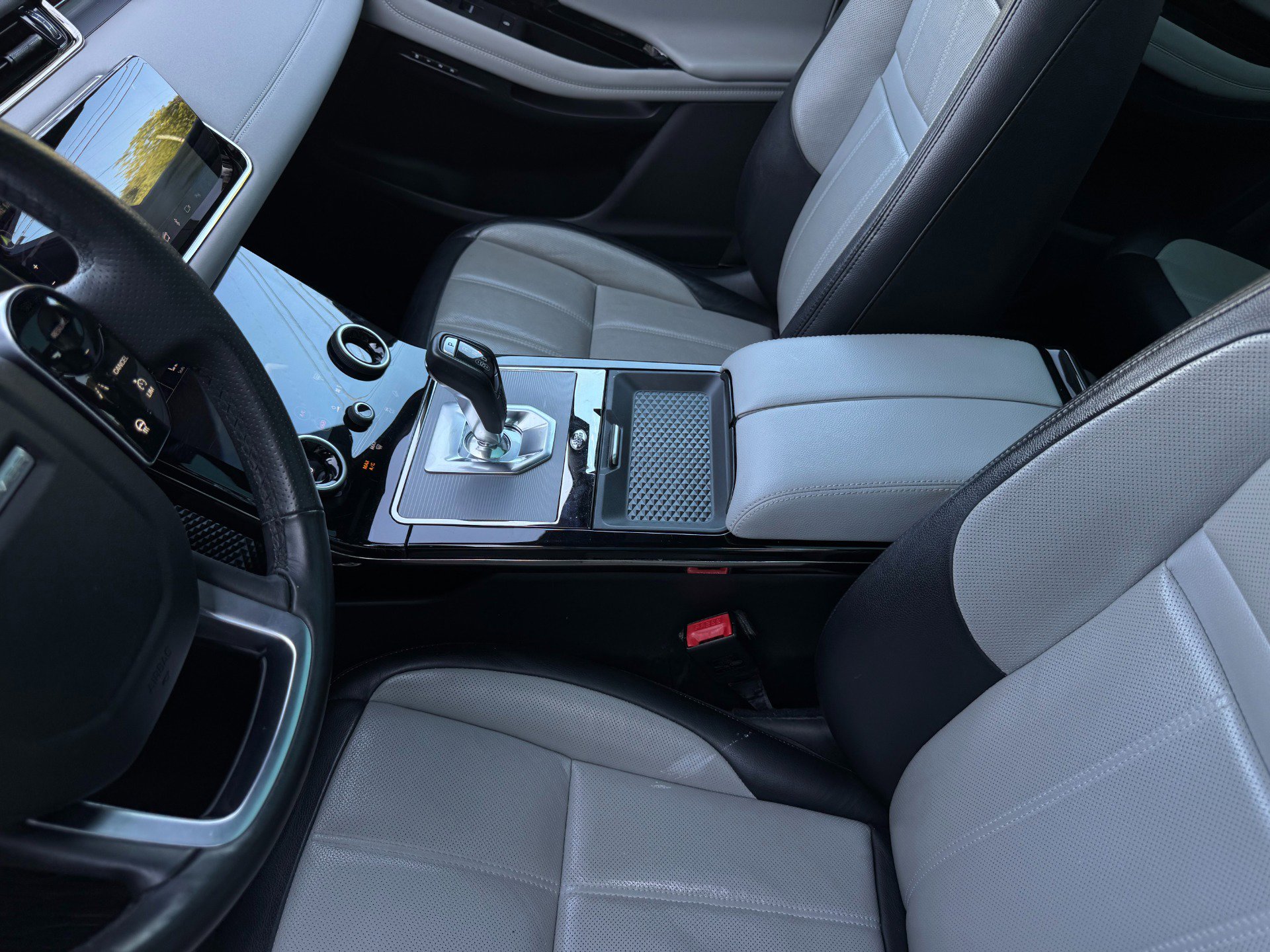 Used 2020 Land Rover Range Rover Evoque R-Dynamic SE image 12