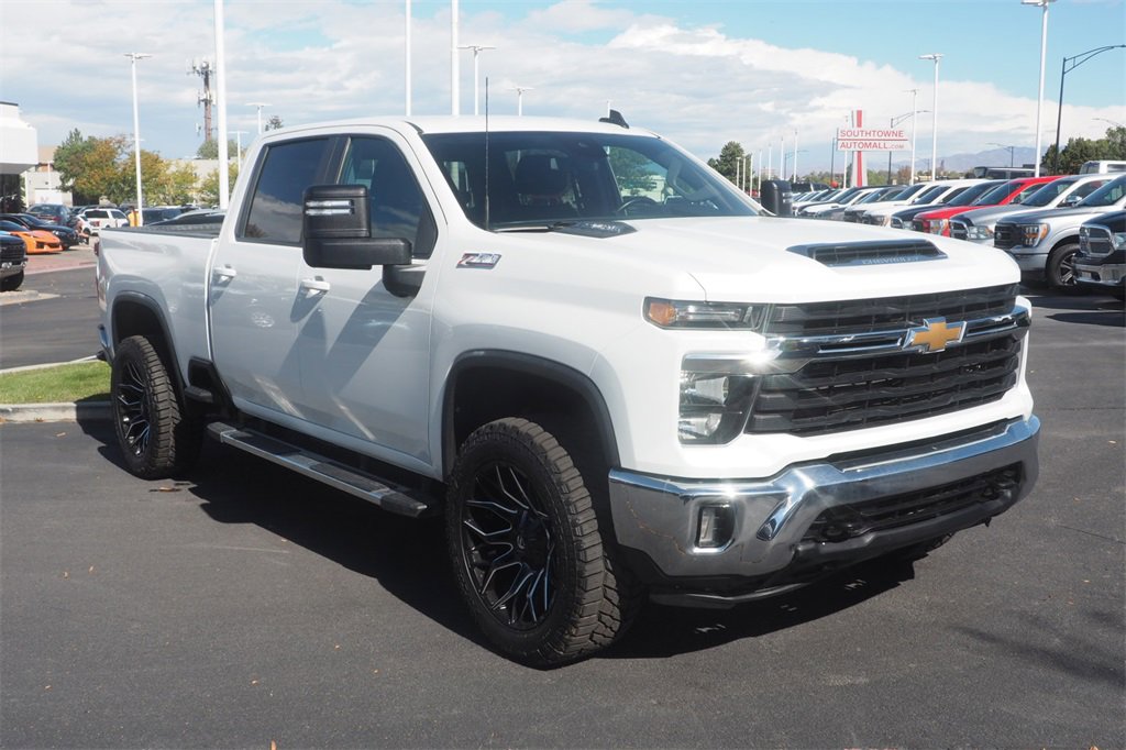 Used 2024 Chevrolet Silverado 2500 LT image 3