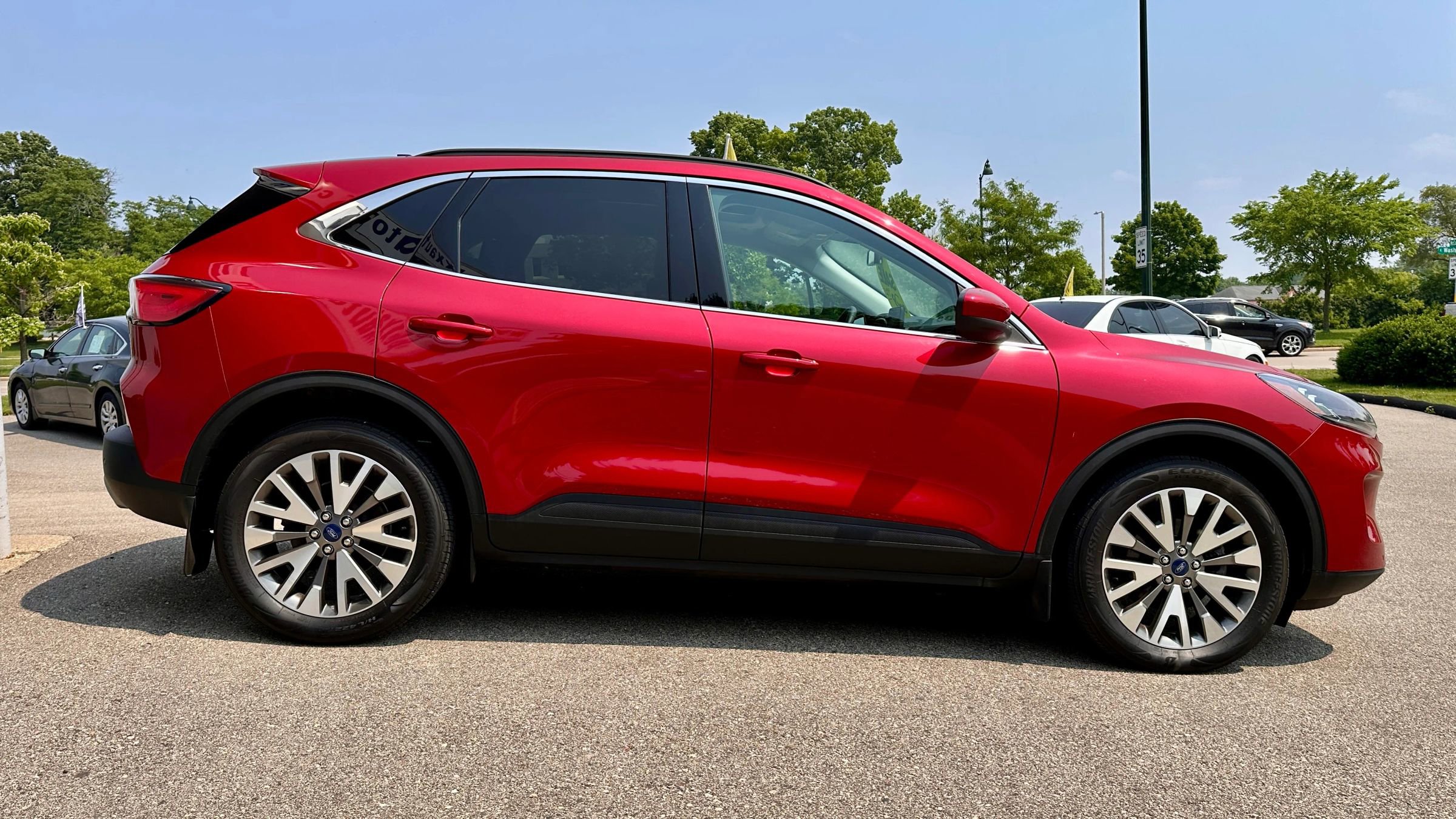 Used 2022 Ford Escape Titanium image 3