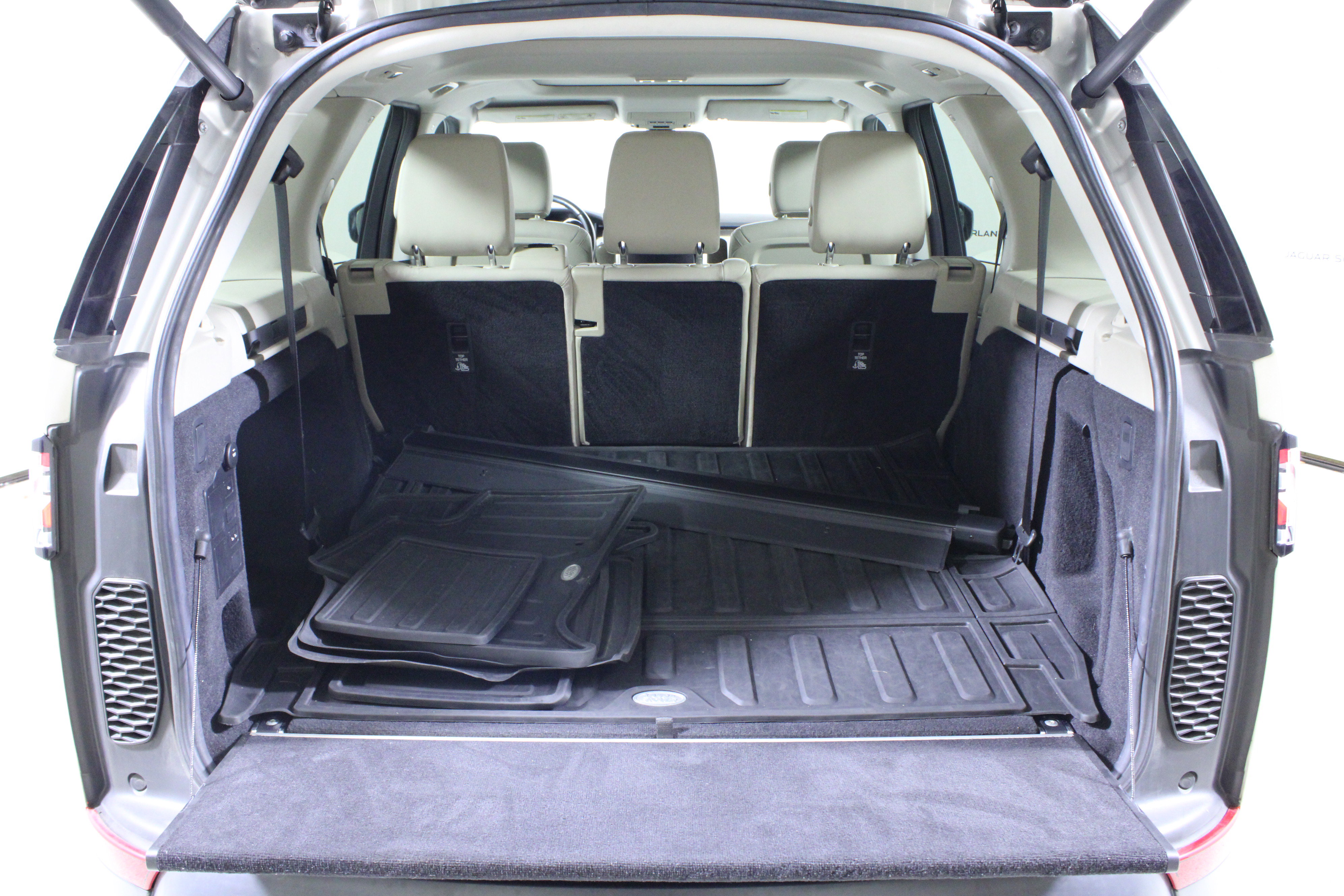 Used 2017 Land Rover Discovery HSE image 10