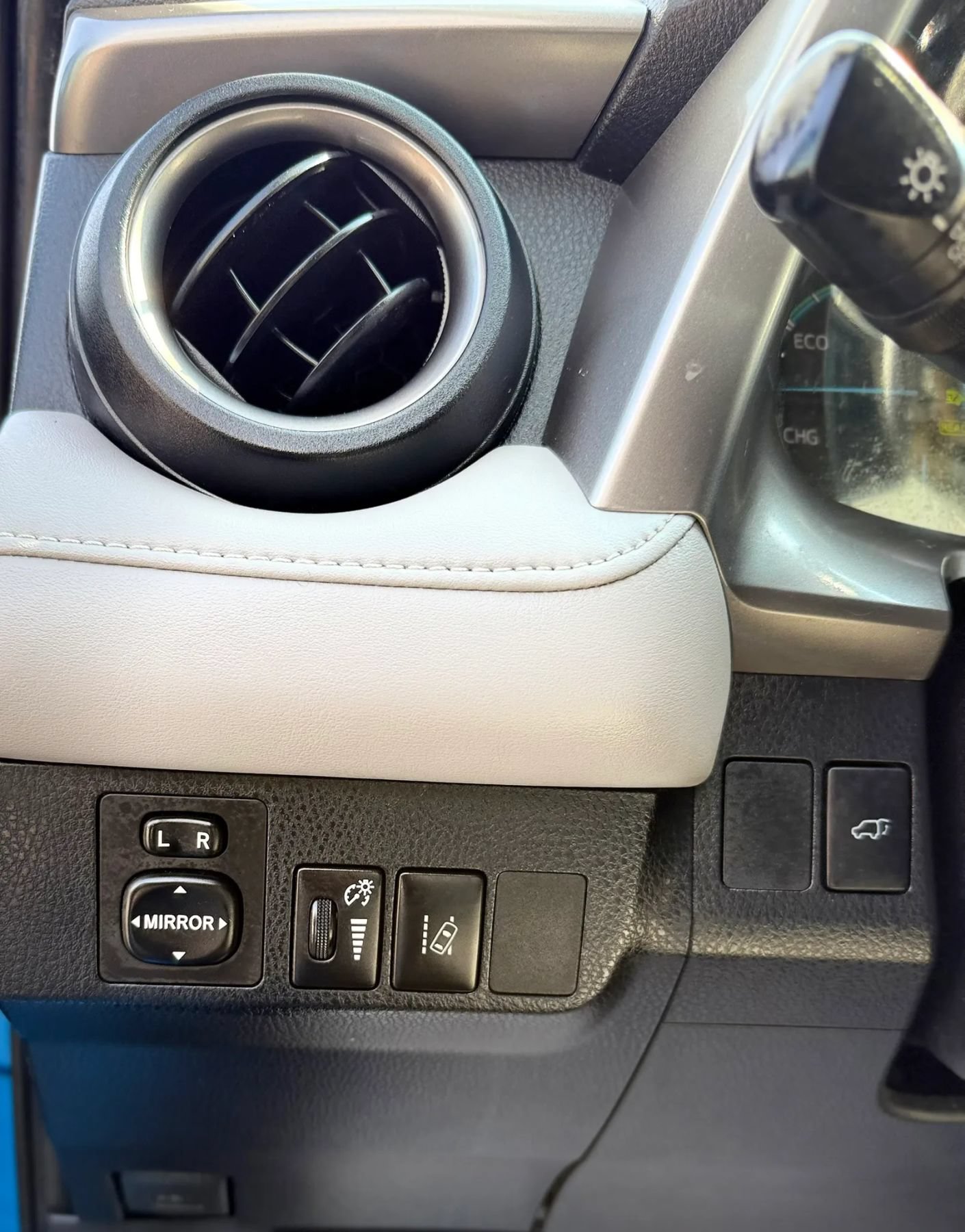 Used 2016 Toyota RAV4 Limited AWD/4WD image 23
