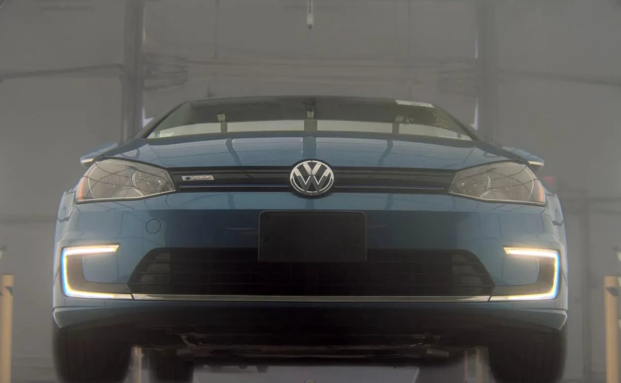 Used 2016 Volkswagen e-Golf SE FWD image 3