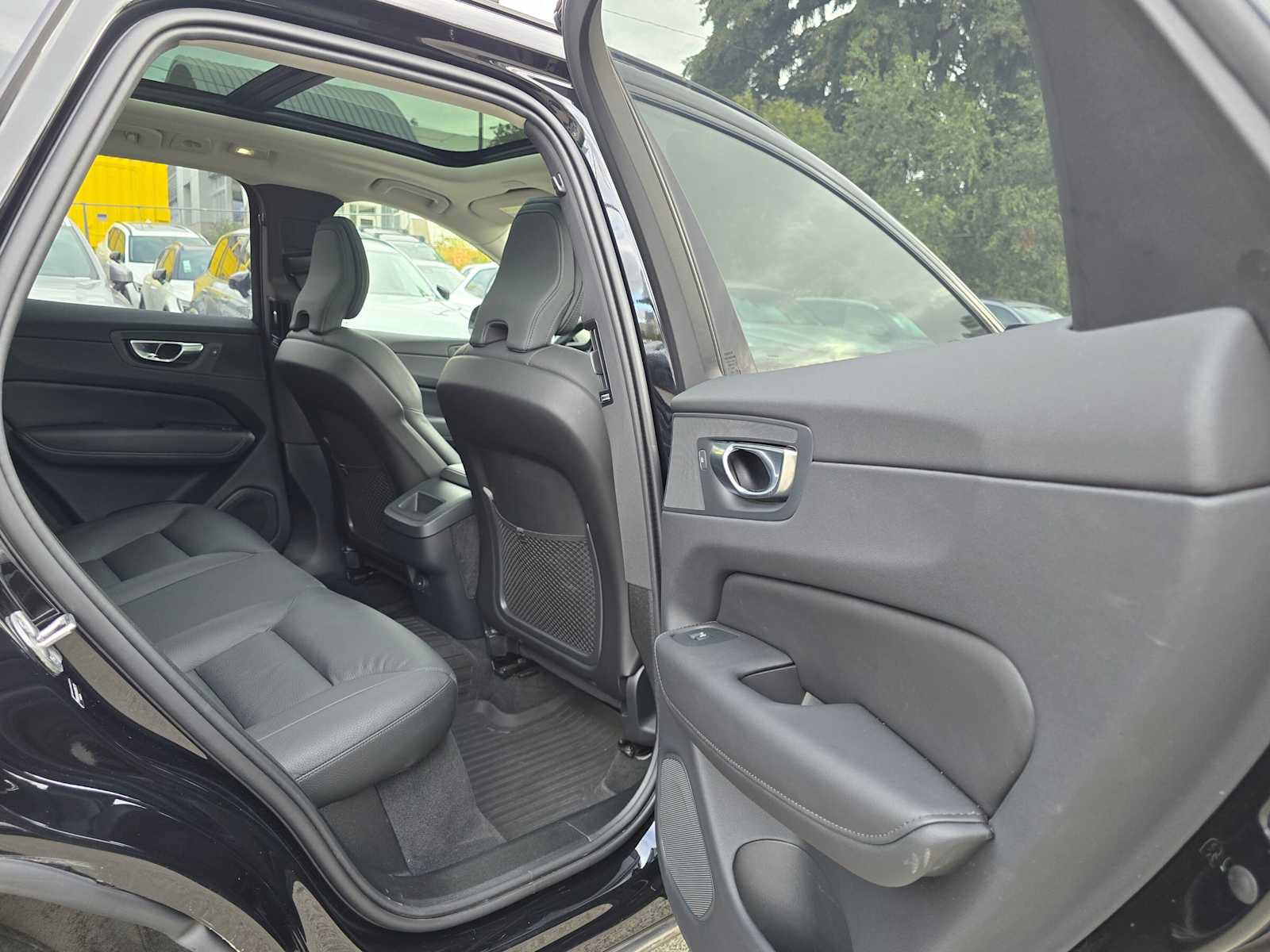 Used 2025 Volvo XC60 B5 Plus AWD/4WD image 13