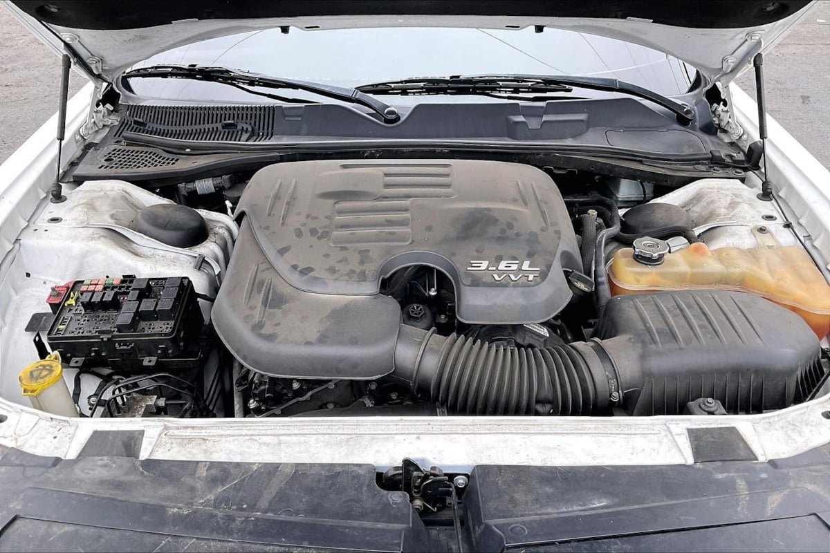 Used 2016 Dodge Challenger SXT RWD image 10