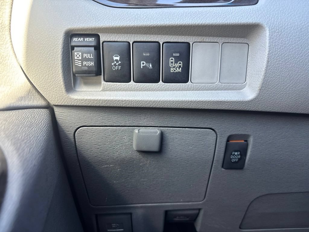 Used 2015 Toyota Sienna XLE w/ XLE Navigation Package FWD image 28