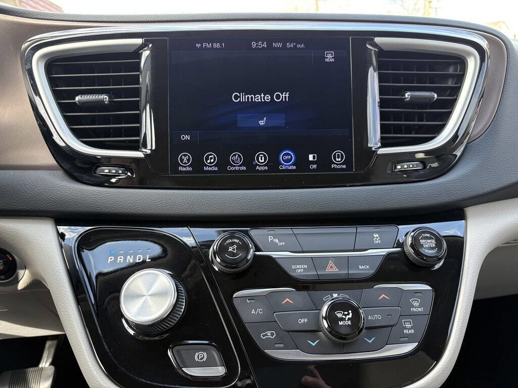 Used 2017 Chrysler Pacifica Touring-L image 22