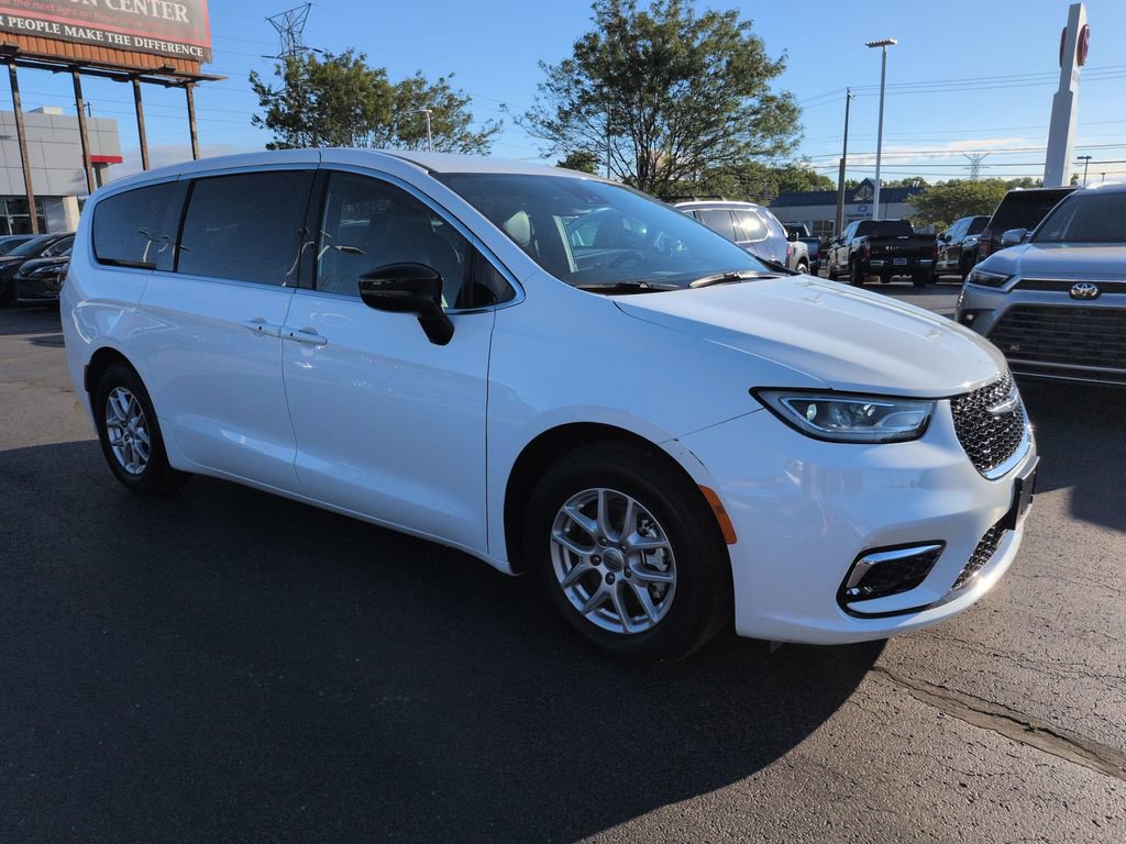Used 2025 Chrysler Pacifica Select FWD image 7