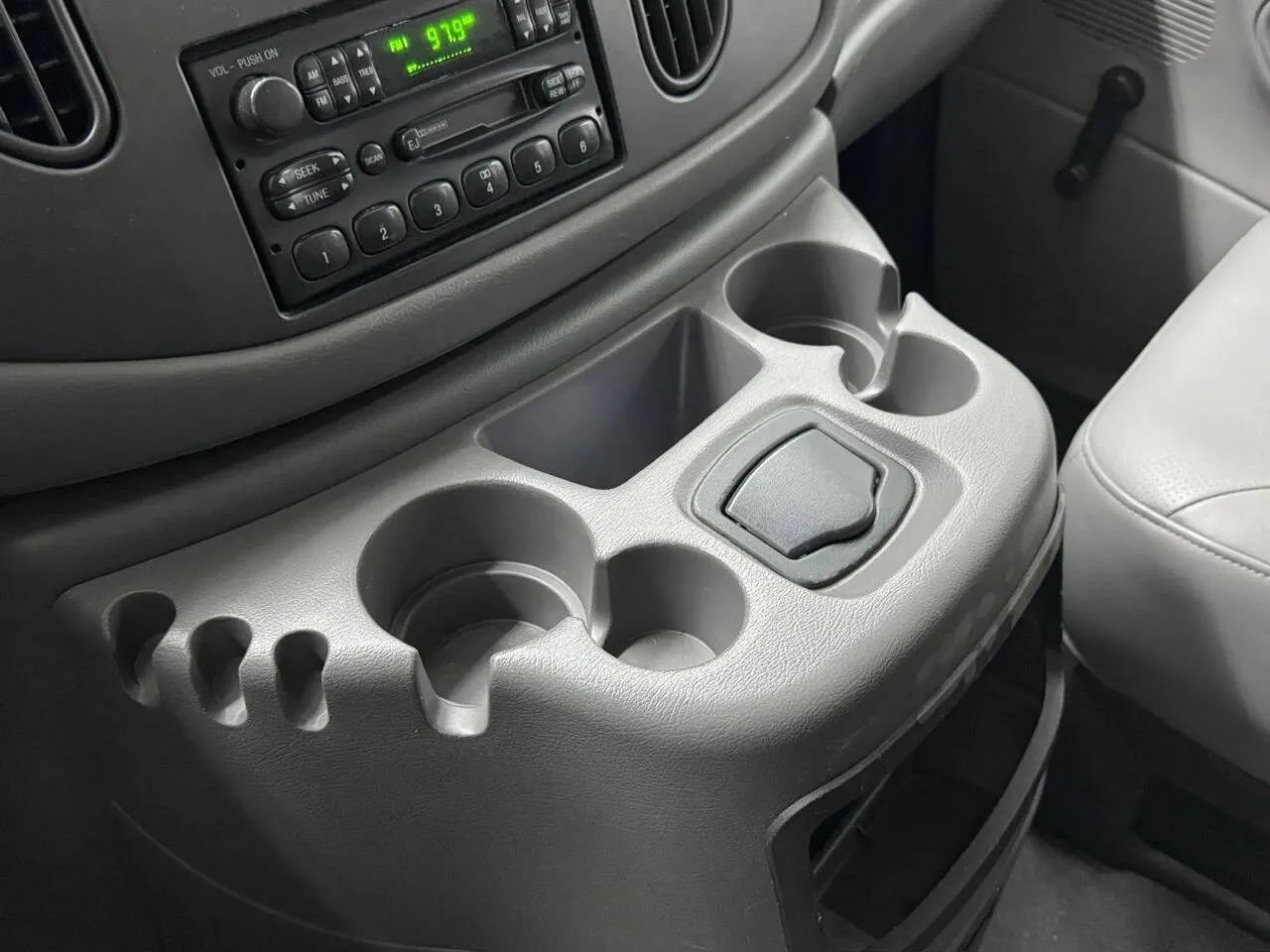 Used 2003 Ford E-350 and Econoline 350 XL RWD image 18