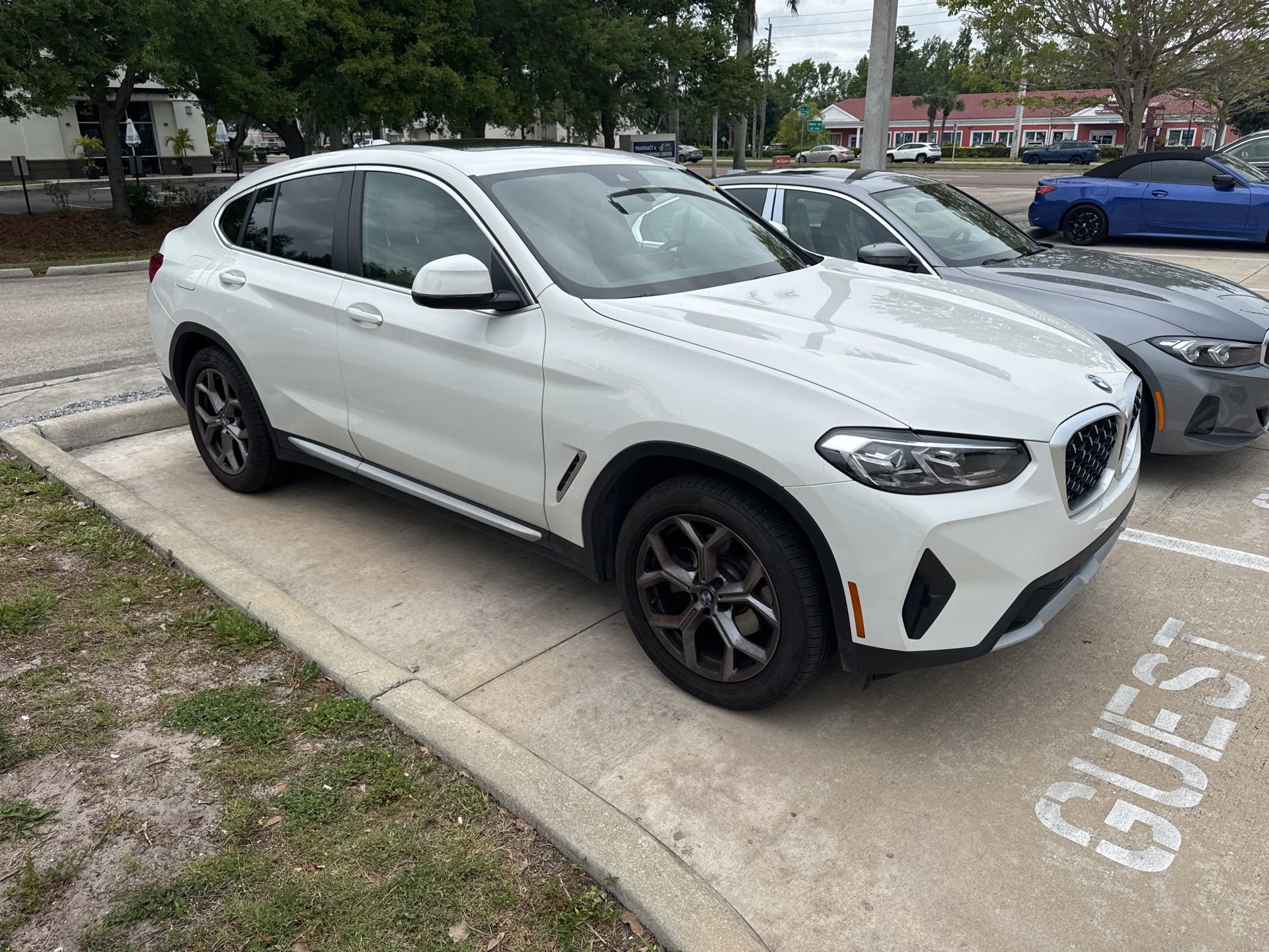 Used 2025 BMW X4 xDrive30i image 2