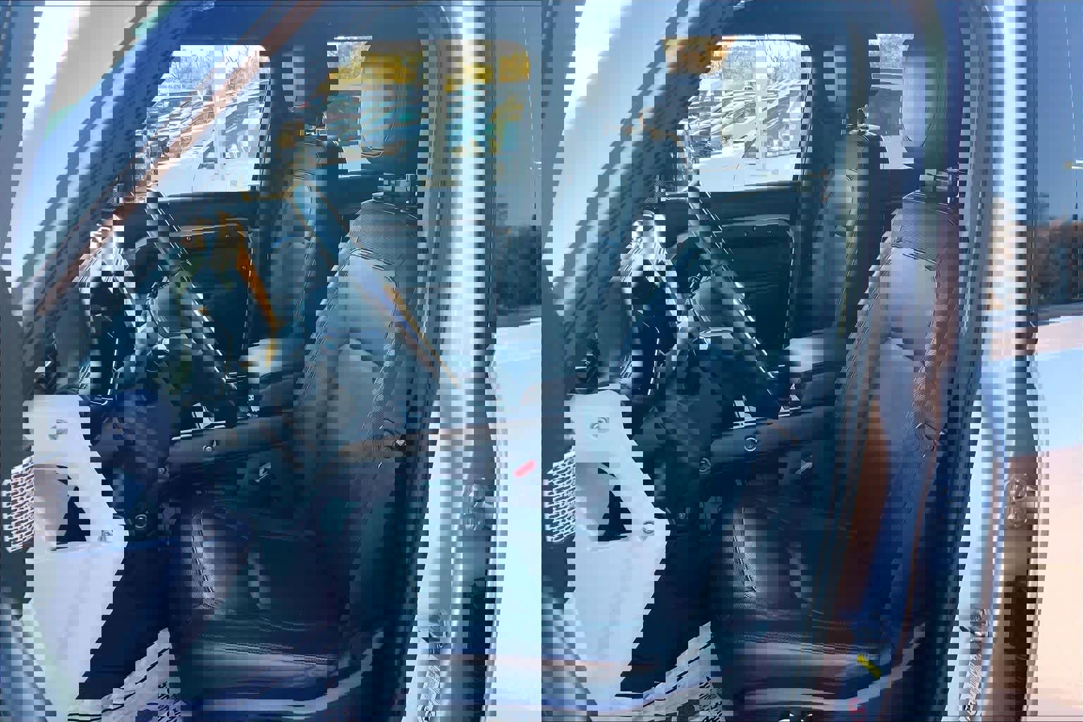 Certified 2023 Land Rover Defender 130 X-Dynamic SE image 13