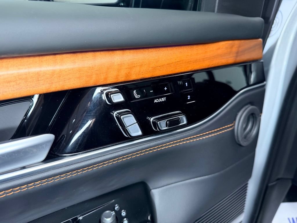 Used 2025 Jeep Grand Wagoneer Series III w/ Rear-Seat Entertainment Group AWD/4WD image 22