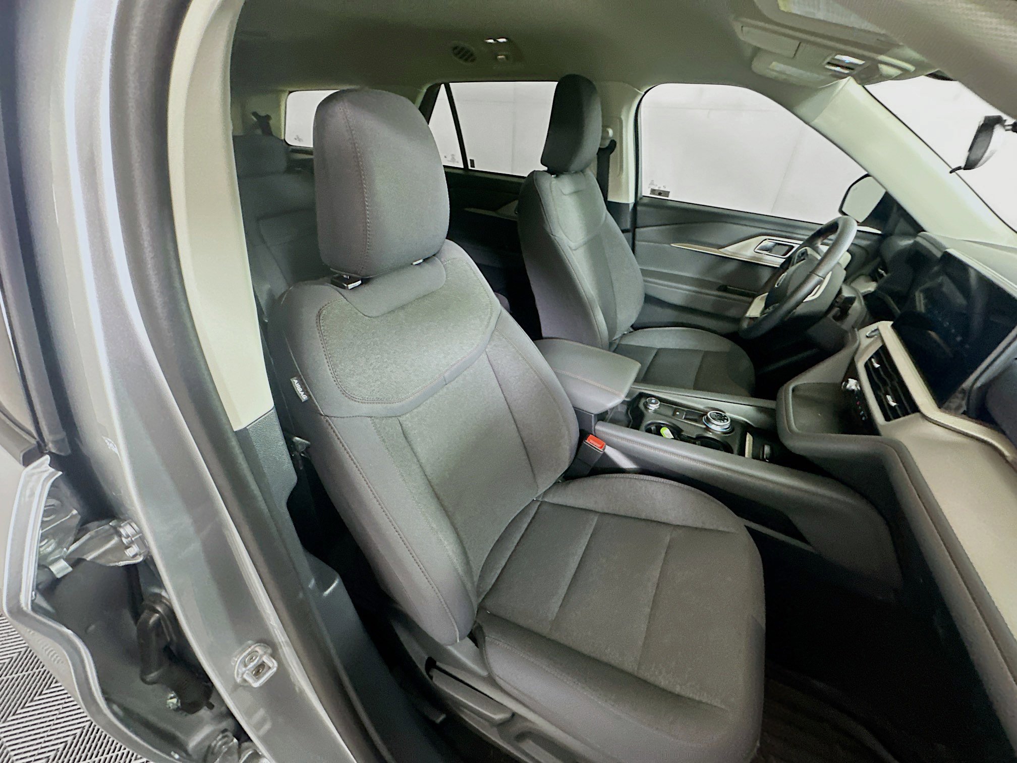 Used 2025 Ford Explorer Active RWD image 33