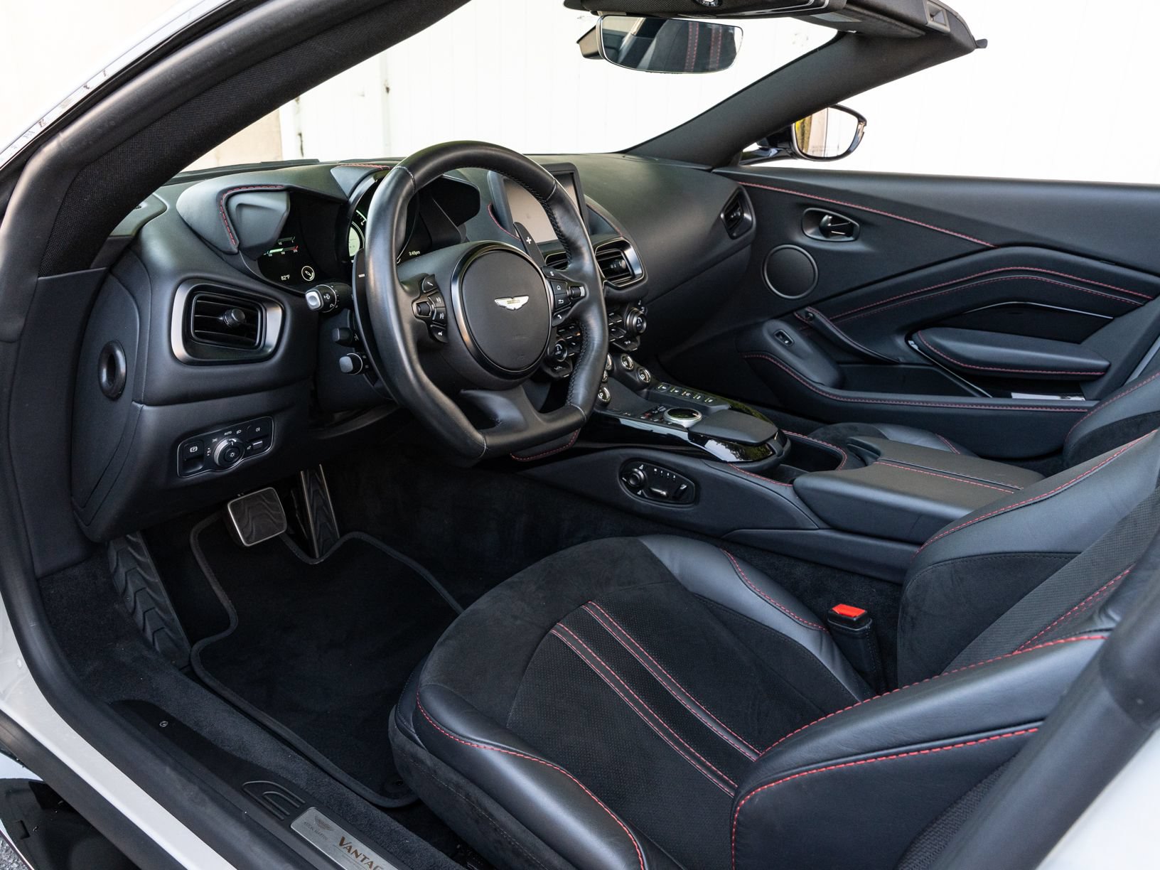 Used 2023 Aston Martin V8 Vantage Roadster RWD image 3
