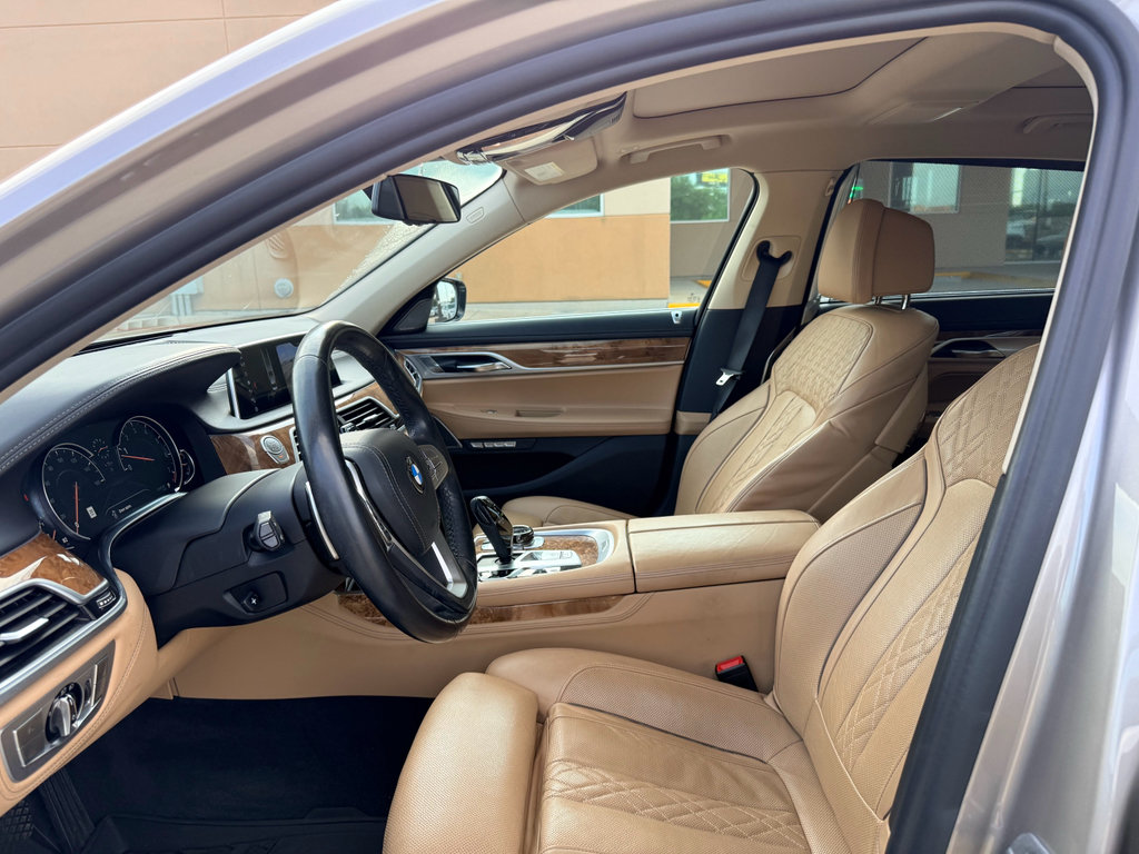Used 2018 BMW 750i RWD image 11
