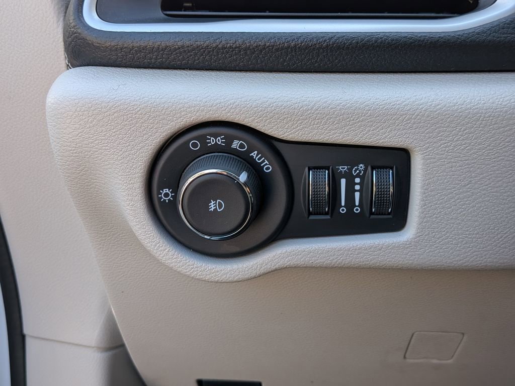 Used 2024 Chrysler Pacifica Select image 19