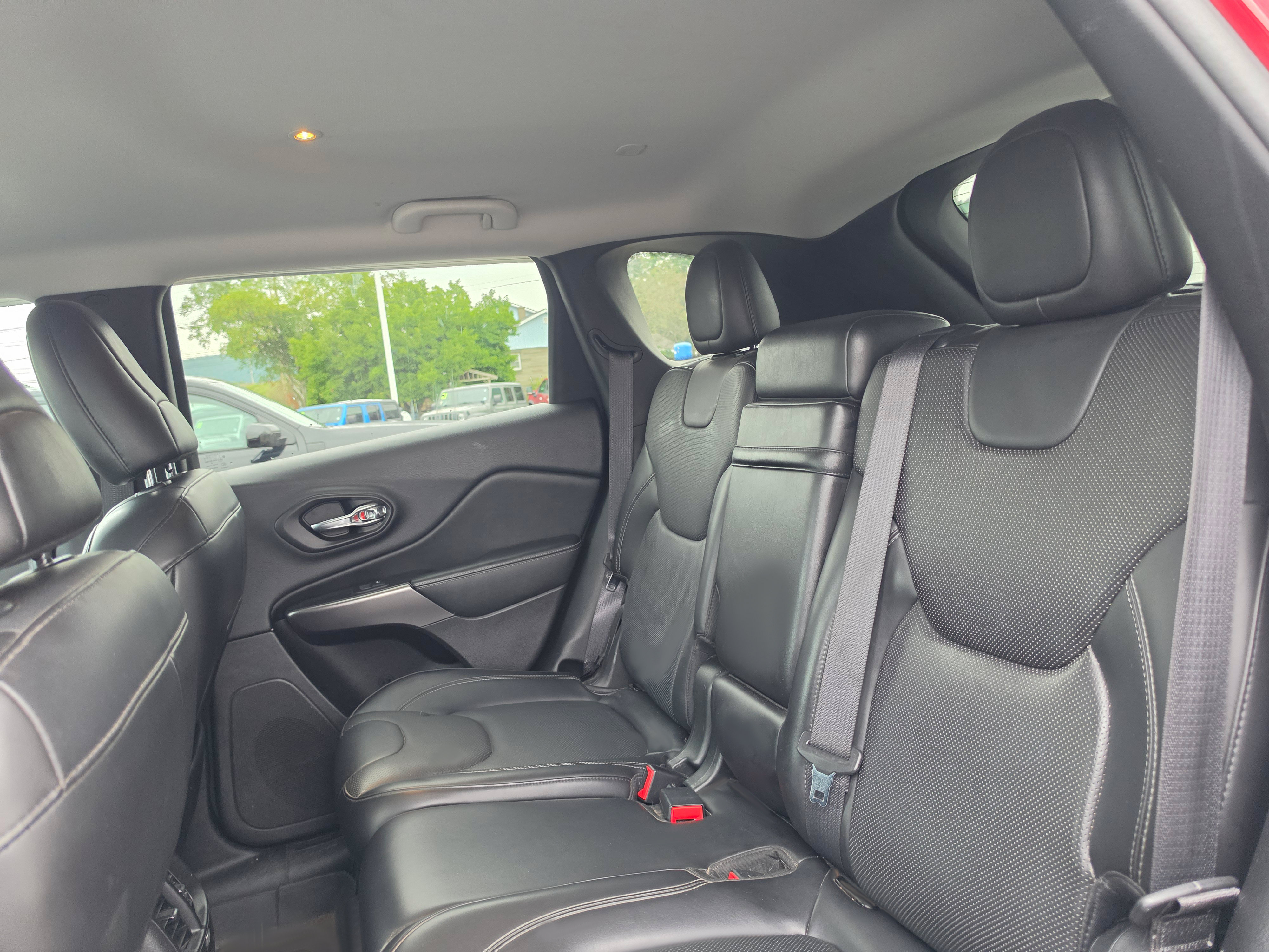 Used 2019 Jeep Cherokee Limited w/ Luxury Group AWD/4WD image 14