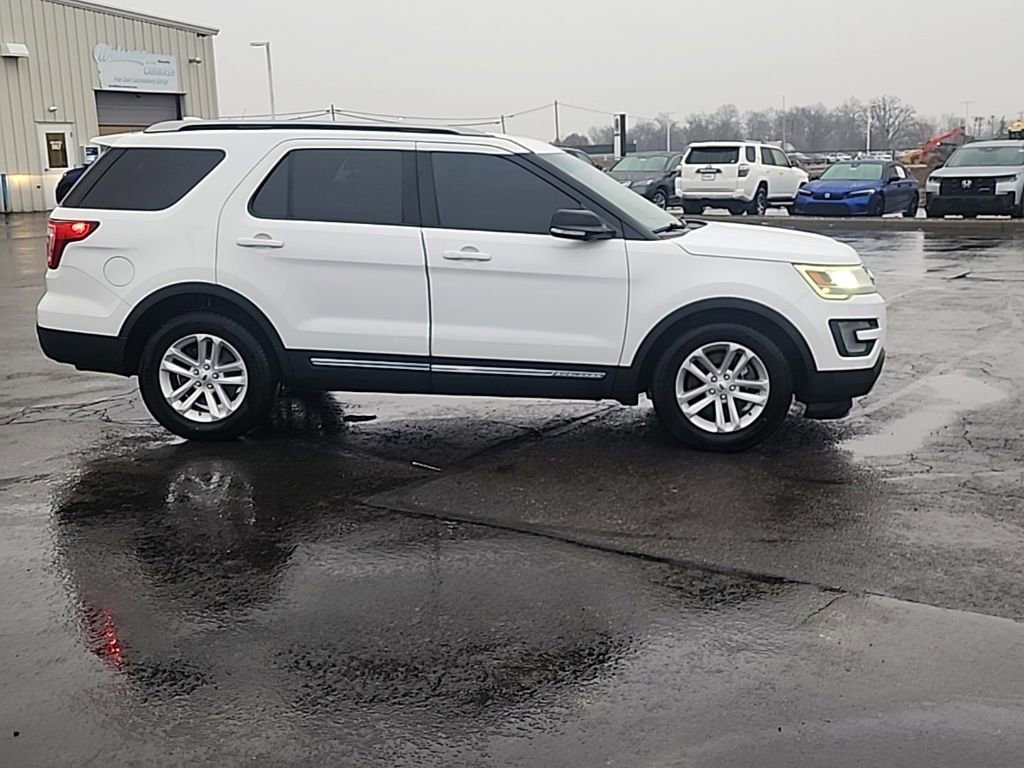 Used 2017 Ford Explorer XLT w/ Equipment Group 202A image 9