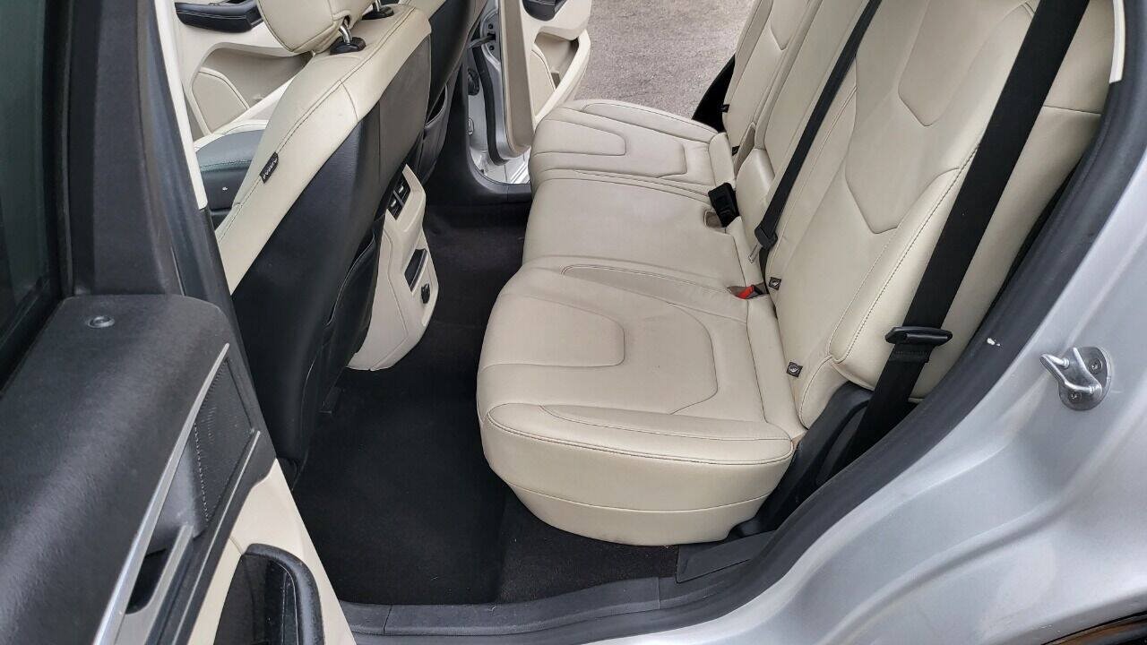 Used 2016 Ford Edge Titanium FWD image 16