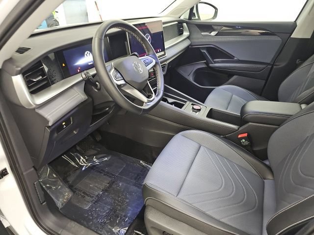 Used 2025 Volkswagen Tiguan SE w/ Panoramic Sunroof Package AWD/4WD image 14