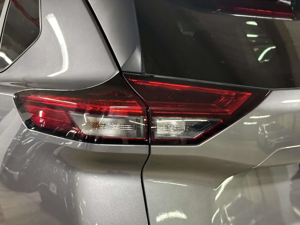 Used 2023 Nissan Rogue S AWD/4WD image 13