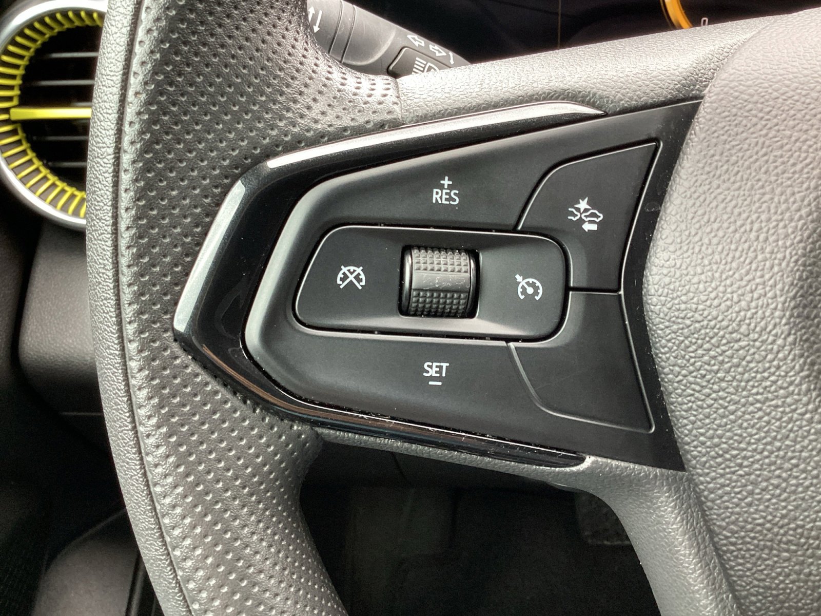 Used 2025 Chevrolet Trax LT FWD image 6