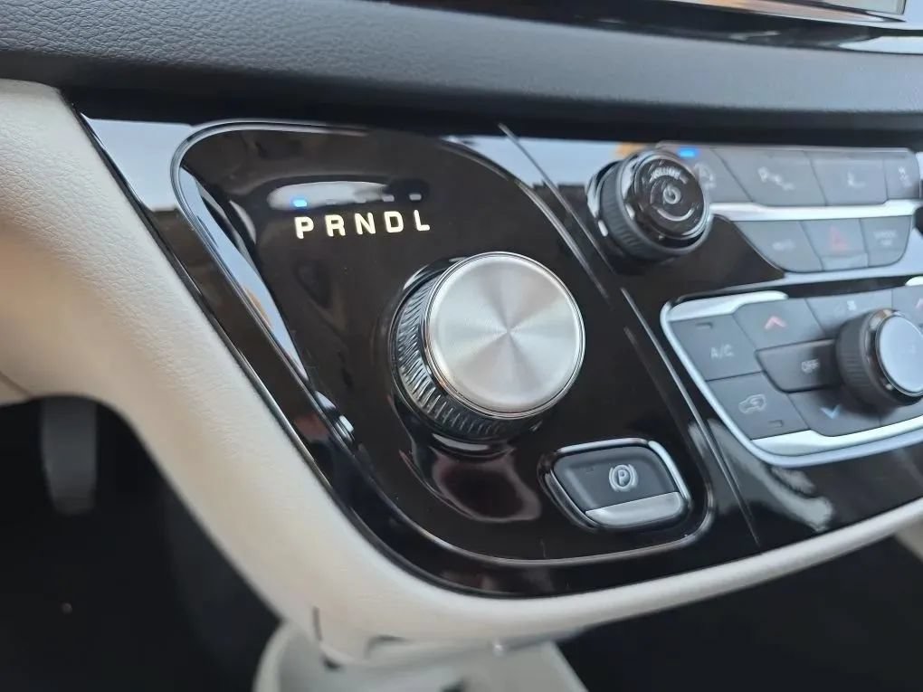 Used 2023 Chrysler Pacifica Touring-L FWD image 32