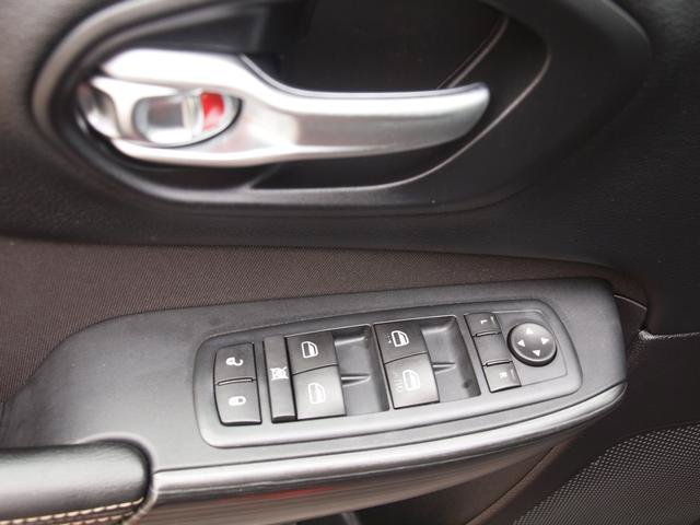Used 2016 Jeep Cherokee Latitude w/ Cold Weather Group AWD/4WD image 8
