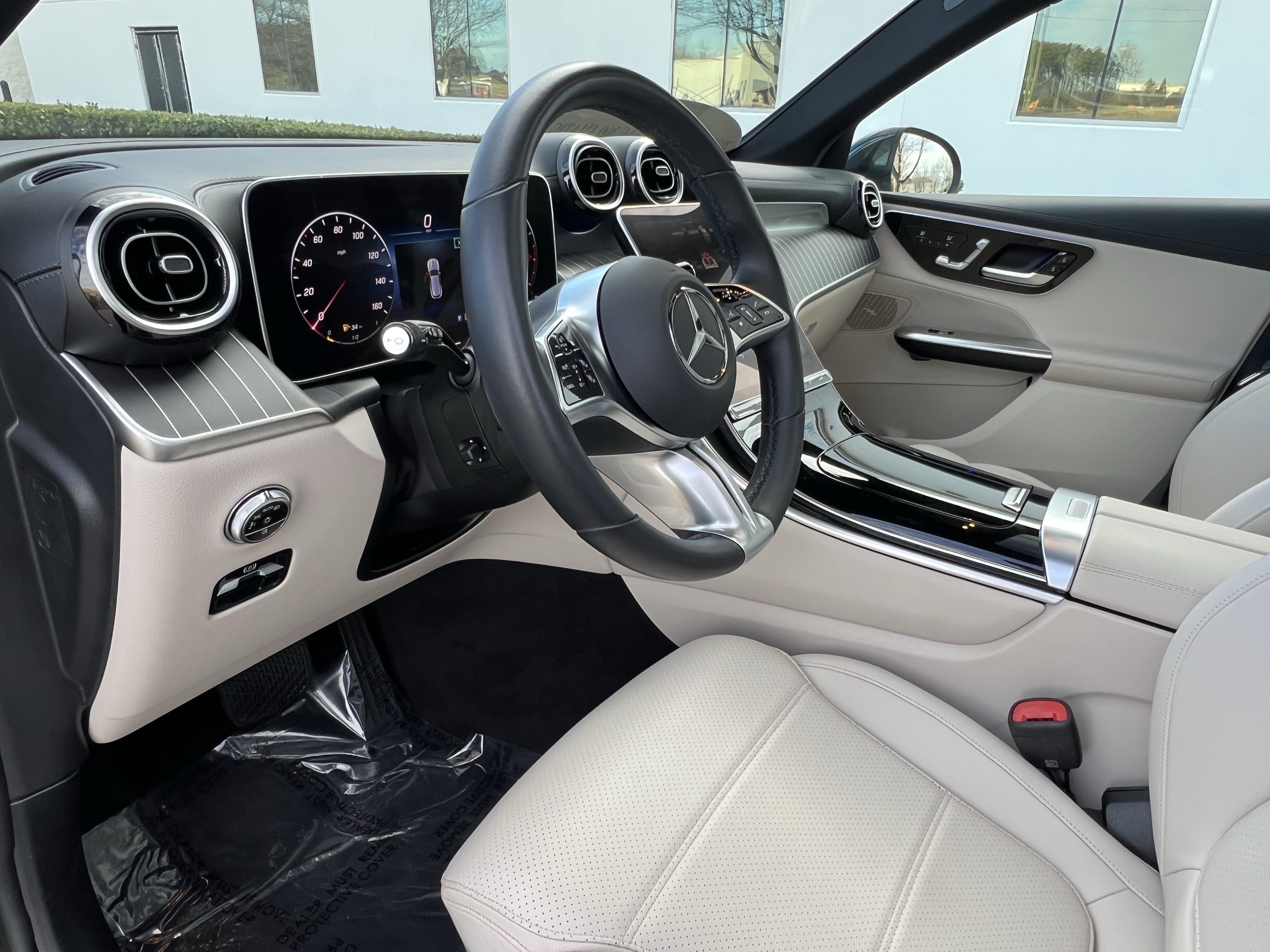 Used 2024 Mercedes-Benz GLC 300 4MATIC image 17