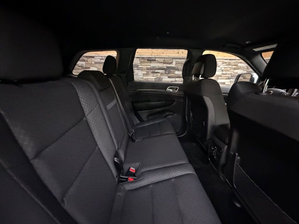 Used 2018 Jeep Grand Cherokee Laredo image 28