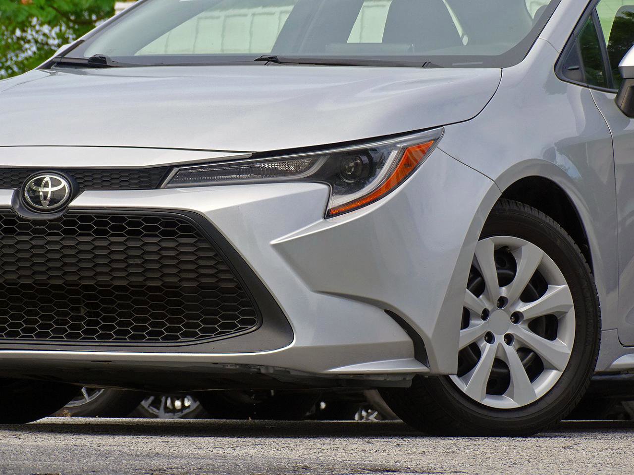Used 2021 Toyota Corolla LE FWD image 3