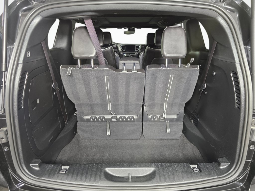 Used 2023 Chrysler Pacifica Limited w/ Uconnect Theater Family Group FWD image 16