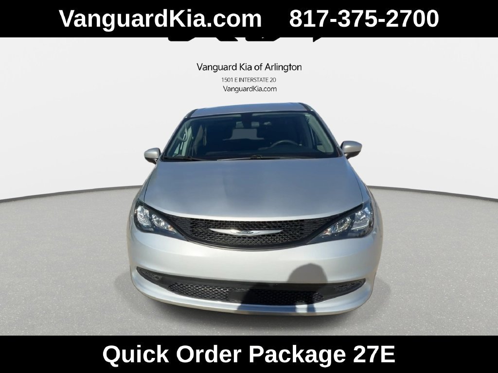 Used 2022 Chrysler Voyager LX FWD image 3
