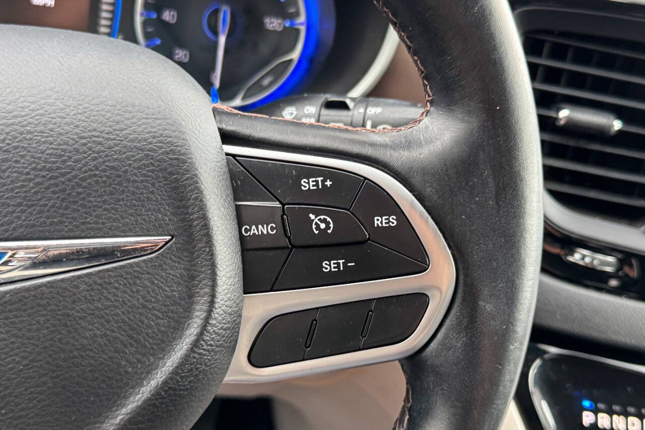 Used 2017 Chrysler Pacifica Touring-L FWD image 29