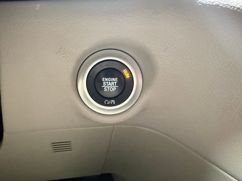 Used 2018 Chrysler Pacifica Touring-L image 26