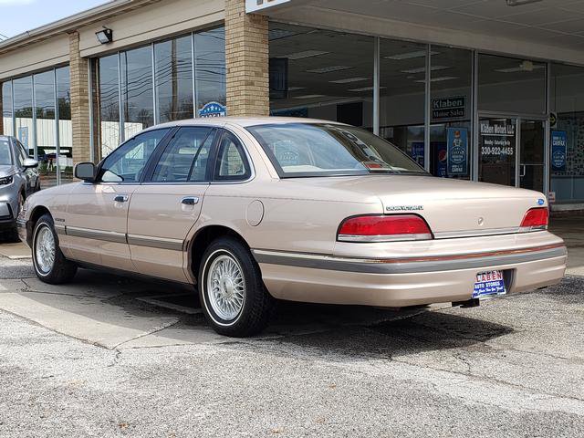 Used 1992 Ford Crown Victoria LX RWD image 3