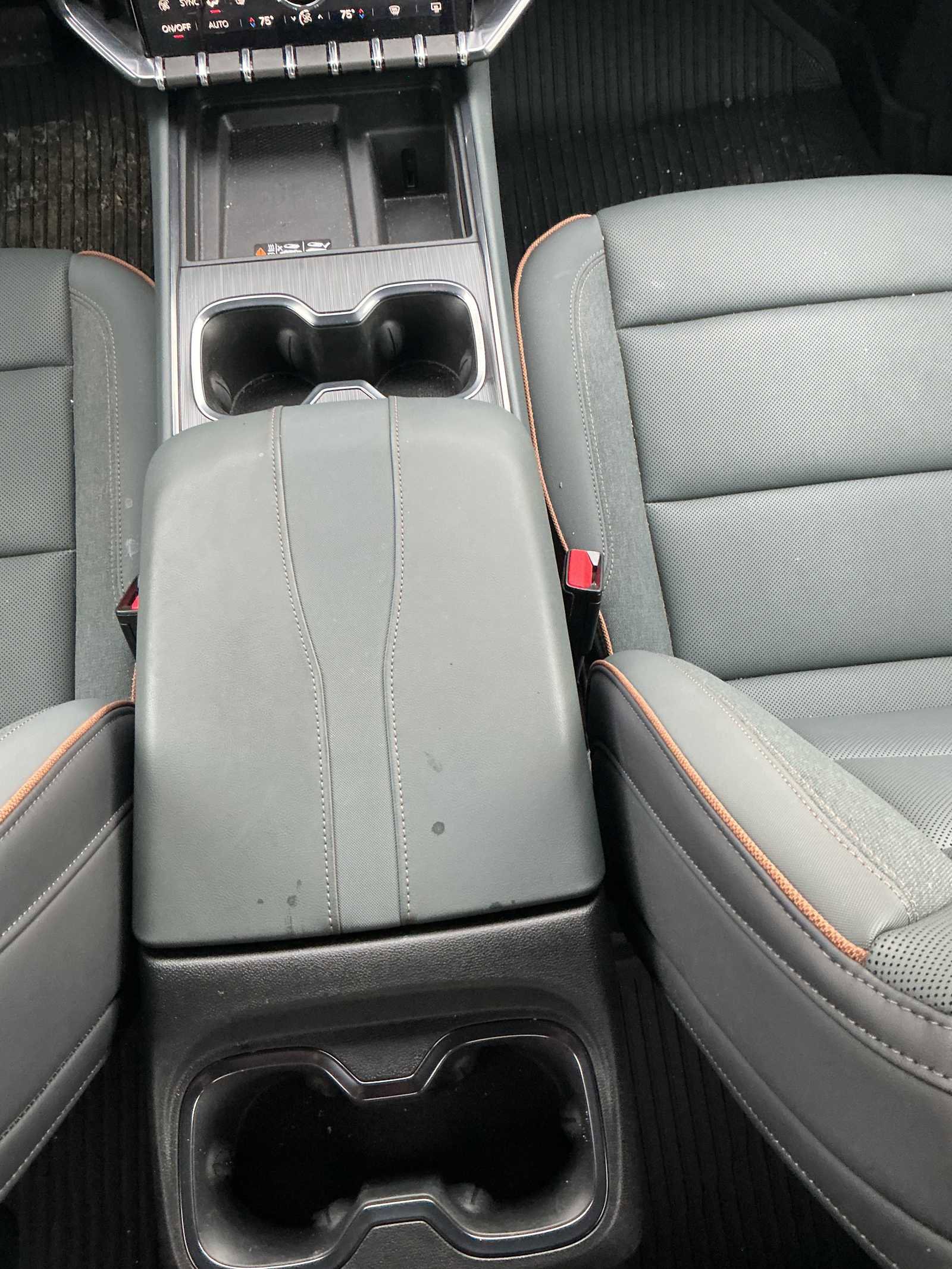 Used 2024 GMC Acadia AT4 w/ Luxury Package image 18