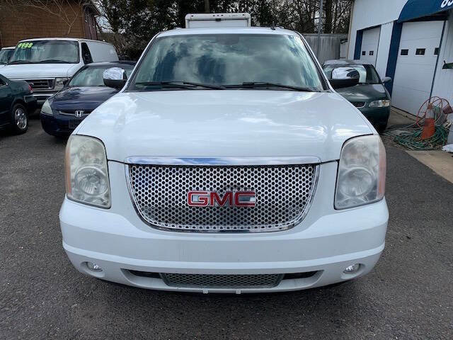 Used 2007 GMC Yukon XL SLT w/ SLT Preferred Equipment Group image 1