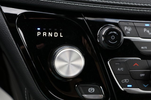 New 2023 Chrysler Pacifica Limited w/ Uconnect Theater Family Group image 31